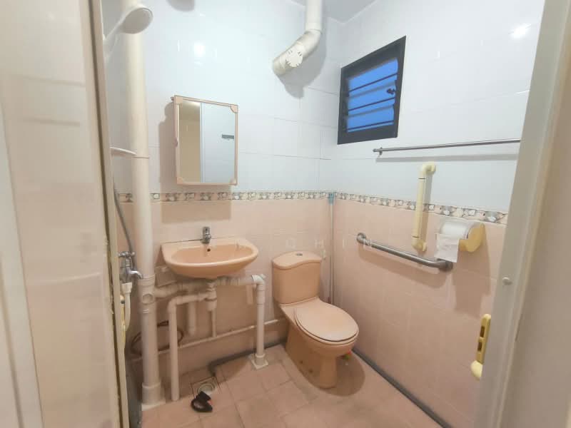 701 Yishun Avenue 5, 701 Yishun Avenue 5, 3 Bedrooms, 990 sqft, HDB Flat For Sale, by Sam Chin, 60246138 - Bathroom - PropertyGuru.com.sg