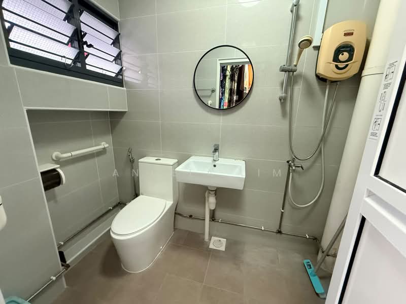 505 Choa Chu Kang Street 51, 505 Choa Chu Kang Street 51, Room Rental, 150 sqft, HDB Flat For Rent, by Angela Lim, 60246388 - Clean & renovated common bathroom. With water heater - PropertyGuru.com.sg