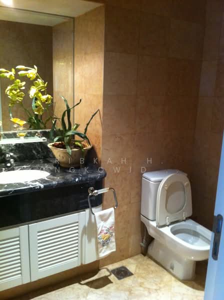 Four Seasons Park, 12 Cuscaden Walk, 6 Bedrooms, 3,821 sqft, Condominium For Rent, by Ribkah H. Ongkowidjaja, 6865930 - Powder Room - PropertyGuru.com.sg