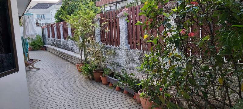 side garden walk way