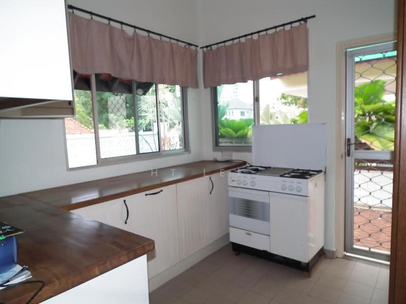 Dear Ms Yap, I w'ld like to thank you for the 4 amazing years here Very sad to move out! Tenant Jean, Shepherds Drive, Alexandra / Commonwealth, 3 Bedrooms, 1,860 sqft, Bungalow House For Rent, by HT Lee, 8842060 - and where the kitchen is breezy n bright - PropertyGuru.com.sg
