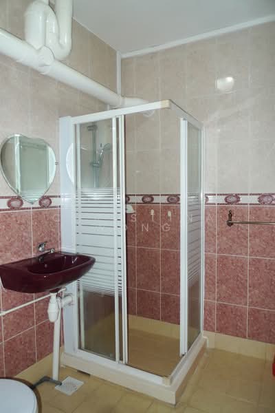 117 Clementi Street 13, 117 Clementi Street 13, 2 Bedrooms, 1,119 sqft, HDB Flat For Rent, by Christina Wong, 8896023 - Attached bath - PropertyGuru.com.sg