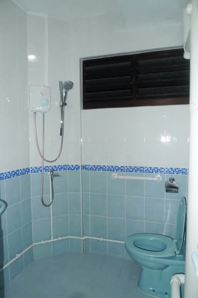 117 Clementi Street 13, 117 Clementi Street 13, 2 Bedrooms, 1,119 sqft, HDB Flat For Rent, by Christina Wong, 8896023 - Common bath - PropertyGuru.com.sg