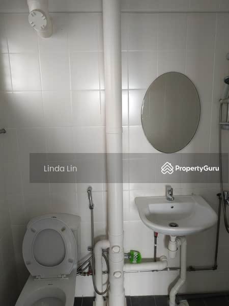 431 Ang Mo Kio Avenue 10, 431 Ang Mo Kio Avenue 10, 3 Bedrooms, 1,280 sqft, HDB Flat For Rent, by Linda Lin, 895581 - Master room toilet  - PropertyGuru.com.sg