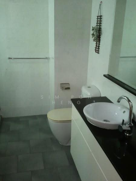 The Jade, 9 Bukit Batok Central Link, Dairy Farm / Bukit Panjang / Choa Chu Kang, 3 Bedrooms, 1,346 sqft, Condominium For Rent, by Sim Poh Heng, 9434692 - Granite Vanity in Master Bathroom - PropertyGuru.com.sg