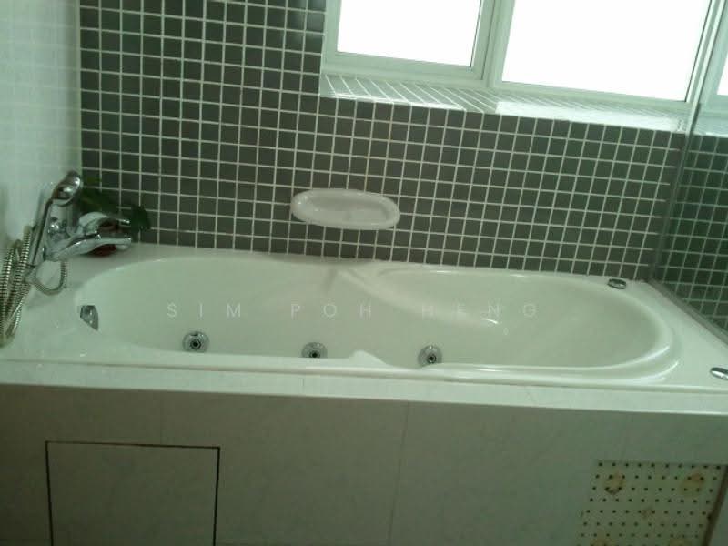 The Jade, 9 Bukit Batok Central Link, Dairy Farm / Bukit Panjang / Choa Chu Kang, 3 Bedrooms, 1,346 sqft, Condominium For Rent, by Sim Poh Heng, 9434692 - Jacuzzi @Master Bath - PropertyGuru.com.sg