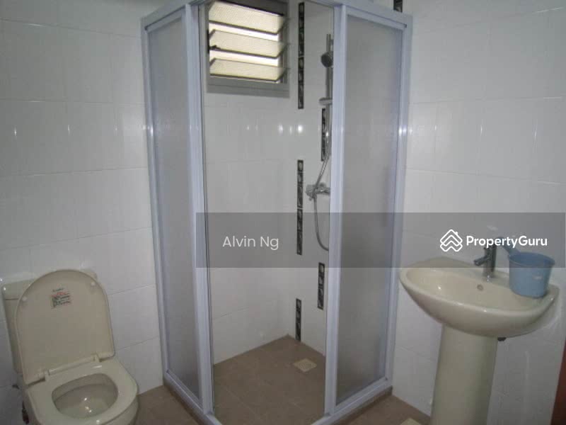 210C Compassvale Lane, Compassvale Lane, Hougang / Punggol / Sengkang, 2 Bedrooms, 678 sqft, HDB Flat For Rent, by Alvin Ng, 9599122 - MASTER ROOM TOILET - PropertyGuru.com.sg