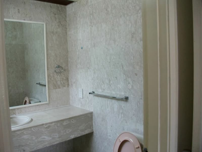 Sommerville Park, 73 Farrer Drive, 3 Bedrooms, 1,862 sqft, Condominium For Rent, by Jenny Ng, 9846728 - Master room bathroom - PropertyGuru.com.sg