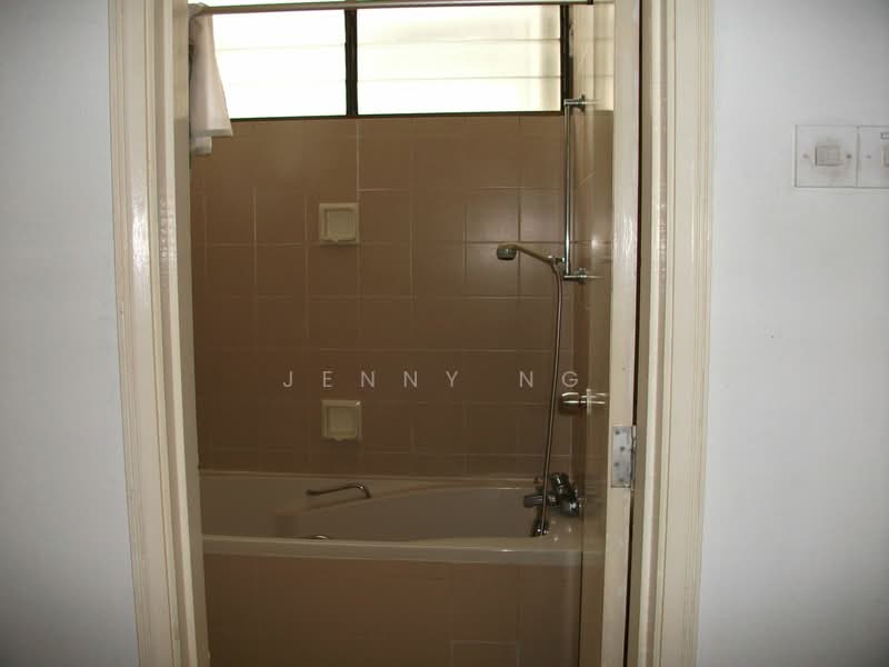 Sommerville Park, 73 Farrer Drive, 3 Bedrooms, 1,862 sqft, Condominium For Rent, by Jenny Ng, 9846728 - common bathroom - PropertyGuru.com.sg