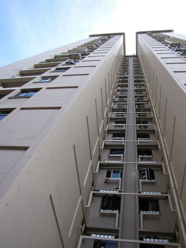 14 Dover Close East