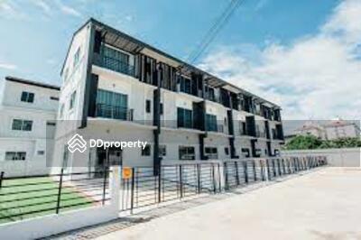 - Prachasuk lake & Mall