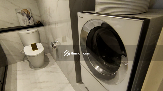 Untuk menghemat ruang, mesin cuci diletakkan di dalam kamar mandi
