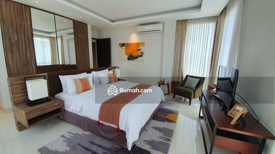 Kamar tidurnya didesain lega dan fungsional layaknya kamar hotel