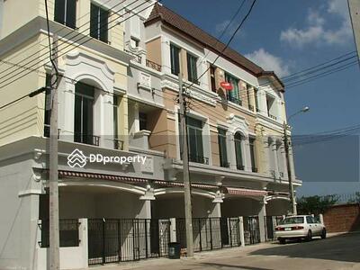 - Baan Klang Muang British Town Srinakarin