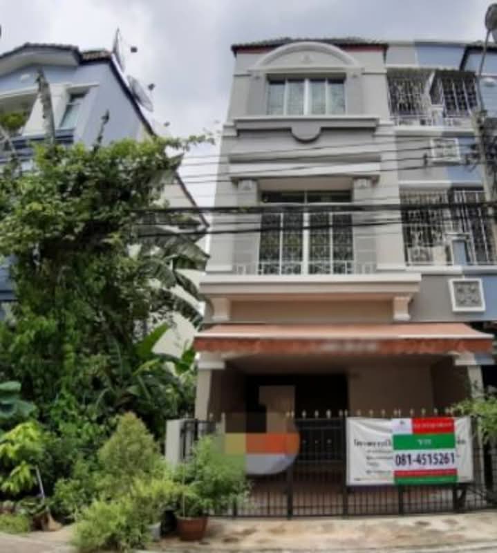 Baan Klang Muang British Town Srinakarin