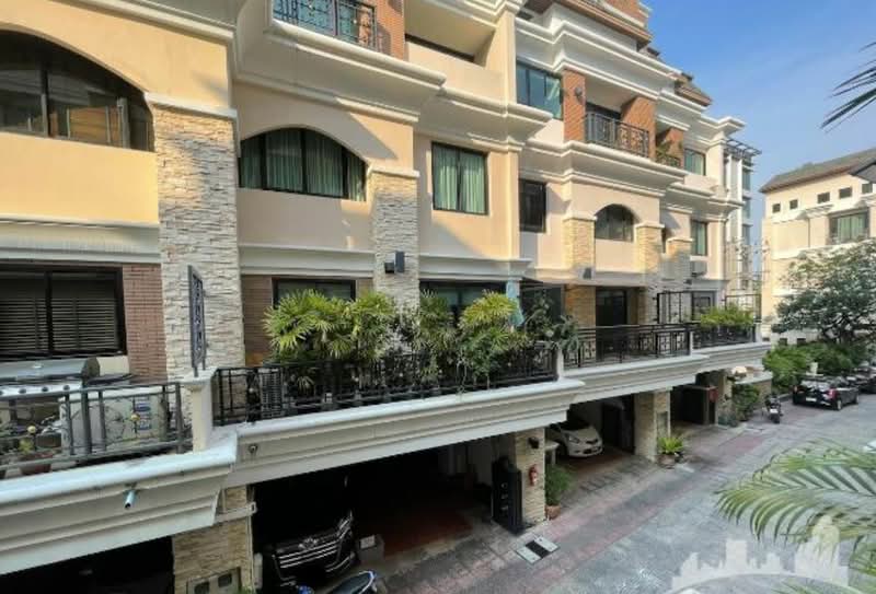 Evanston Thonglor 25