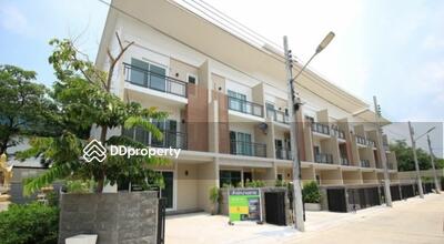 - Deluxe Town Ramintra : ดีลักซ์ ทาวน์ เลียบทางด่วน-รามอินทรา