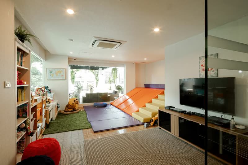 Schloss at Thonglor