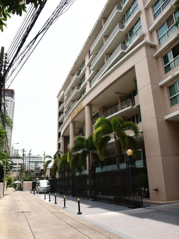 Navin Court