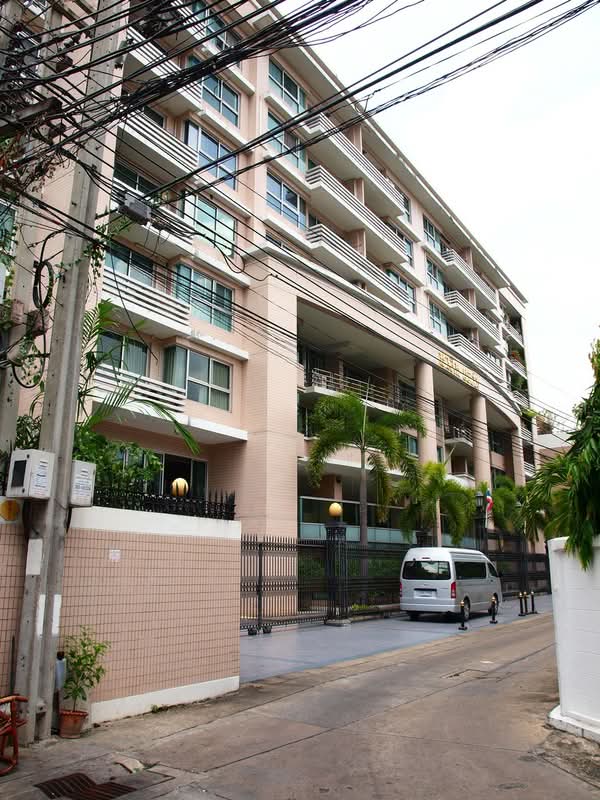 Navin Court