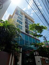 ซีนิธ เพลส แอท สุขุมวิท คอนโดมิเนียม
